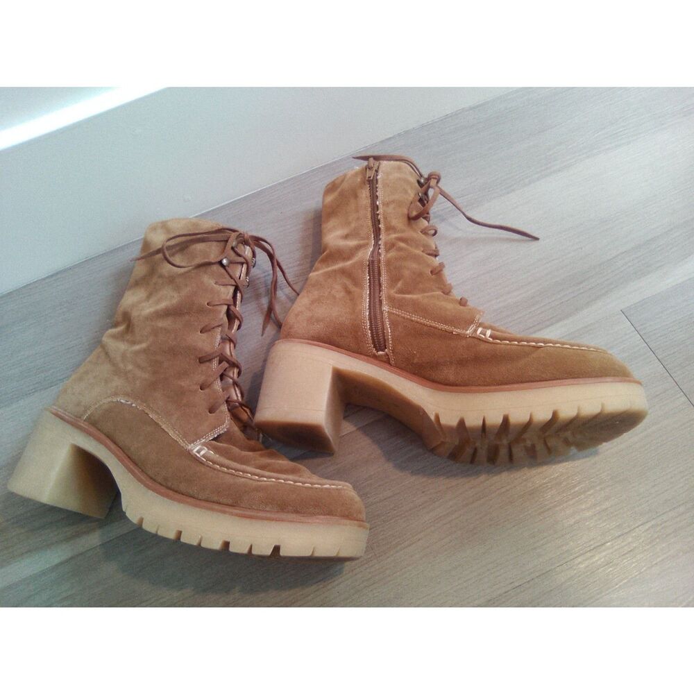 Beautiful Women's Suede Tan Lace-Up Platform Boots. Budget Fashion Brand, size 9